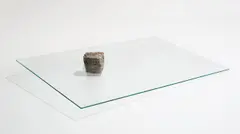 Alicja Kwade, Hemmungsloser Widerstand, 2010, Glasscheibe und Pflasterstein
