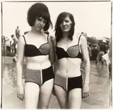 Two Girls in matching Bathing Suits, Coney Island, N.Y by Diane Arbus, 1967, Silbergelatineabzug von Neil Selkirk. Agfa-Papier, sold Jun 2022