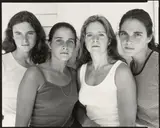 Nicholas Nixon, Heather Brown, Mimi Brown, Bebe Brown Nixon and Laurie Brown. Harwichport, Massachusetts“, aus der Serie „The Brown Sisters“, seit 1975, 1978, Vintage. Silbergelatine-Kontaktabzug