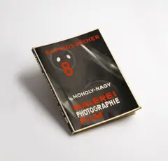 Walter Gropius und László Moholy-Nagy, Bauhaus Bücher 8 – L. Moholy-Nagy: Malerei. Fotographie. Film“ (2. veränderte Auflage) – Typografie, Einband und Umschlag von László Moholy-Nagy, 1927, Buch mit 140 Seiten; Hardcover – Verlag: Albert Langen, München