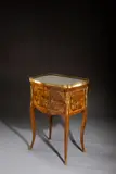 Paris Französisch, Table à écrire – Damenschreibtischchen mit Marketerie und Marmorplatte, Um 1770, Satinholz und andere Edelhölzer auf Eichenholz; Marmorplatte; Bronze; Leder