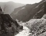 Clear Creek Canyon, Jefferson County, Colorado“, aus der Serie „The Missouri West by Robert Adams, 1977, Silbergelatineabzug, 1980. Agfa-Papier, sold Oct 2018