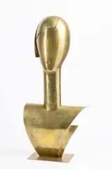 Franz Hagenauer, Frauenkopf. 1970er-Jahre, Messing, getrieben, auf quadratische Bodenplatte aus Messing. Höhe: 75 cm (29 ½ in.)