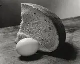 Josef Sudek, Ohne Titel (Stilleben mit Brot und Ei), 1951, Vintage. Silbergelatineabzug