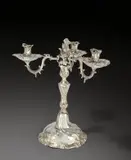 Benjamin Hentschel, Breslauer friderizianische Girandole mit drei Armen zu ein oder drei Lichtern, Um 1758, Silber, gegossen, getrieben, ziseliert. 34,5 cm, Ø 35 cm (13 ⅝ in., Ø 13 ¾ in.)
