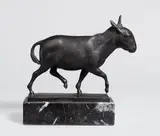 August Gaul, Trabender Esel, 1911, Bronze mit schwarzer Patina, auf Marmorsockel montiert