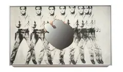 Douglas Gordon, Portrait of a Self Portrait of a Self, as Elvis, 2023, Offset auf Papier, partiell verbrannt, auf Dibond-Spiegel, in Künstlerrahmen, im Originalkarton