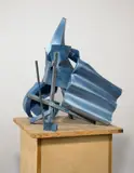 Thomas Kiesewetter, Untitled (Small Metallic Blue), 2009, Sprühfarbe auf Stahl, Blech, Karton und Plastik. Mit Original-Holzsockel