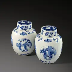 Kangxi-Periode Chinesisch, Paar Blau-Weiß-Ingwertöpfe mit figürlichen Motiven aus Jingdezhen (Provinz Jiangxi), Porzellan mit unterglasurblauer Bemalung. Je 25 cm (9 ⅞ in.)