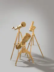 Oliver van den Berg, Kameras, 2007, 3 Nadelholzskulpturen. Höhe: ca. 161 cm bzw. 120 cm bzw. 178 cm (63 ⅜ in. bzw. 47 ¼ in. bzw. 70 ⅛ in.)