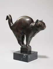 Katze by August Gaul, 1901, Bronze mit brauner Patina, auf schwarzen Marmorsockel montiert. Höhe (ohne Sockel): 14,5 cm (5 ¾ in.), sold May 2014