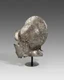 wohl Brescia Italien, Offene Sturmhaube eines Offiziers des Fußvolkes, Um 1570, Blankes Eisen, geschwärzt; Messingnieten; Lederreste (Helmglocke, Kamm, Sonnen- und Nackenschirm in einem Stück geschmiedet, angehängte Wangenklappen)