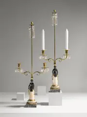 Werner & Berlin Mieth, Paar Bronzeleuchter mit Groteskenfiguren, Um 1800, Bronze, feuervergoldet; Marmor; Glasbehang