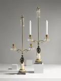 Werner & Berlin Mieth, Paar Bronzeleuchter mit Groteskenfiguren, Um 1800, Bronze, feuervergoldet; Marmor; Glasbehang