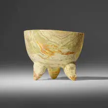 Pre-Columbian, Bowl with zoomorphic legs, agate
