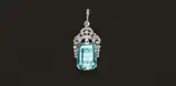 Emil Lettré, Anhänger mit Aquamarin und Diamanten, Um 1908, 950/- Platin, gegossen, ziseliert; 585/- Gelbgold (14 kt); Aquamarin (ca. 16,3 ct), Smaragdschliff; 41 kleine Diamanten