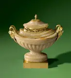 Paris Französisch, Deckelvase „en Navette“ aus cremefarbenem Onyx, 1770, Onyx, geschliffen; Bronzemontierung, feuervergoldet