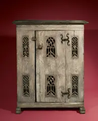Niederdeutsch, Spätgotischer Eichenschrank – Sakristeischrank, Um 1560, Eichenholz, geschnitzt; Schmiedeeisenbeschläge