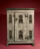 Niederdeutsch, Spätgotischer Eichenschrank – Sakristeischrank, Um 1560, Eichenholz, geschnitzt; Schmiedeeisenbeschläge