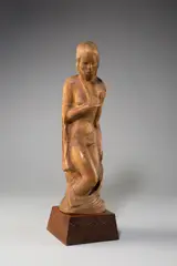 Karl Opfermann, Weiblicher Akt mit Zöpfen. 1920er-Jahre(?), Holz, lose auf Holzsockel montiert. Höhe (ohne Sockel): 40 cm (15 ¾ in.)