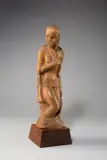 Karl Opfermann, Weiblicher Akt mit Zöpfen. 1920er-Jahre(?), Holz, lose auf Holzsockel montiert. Höhe (ohne Sockel): 40 cm (15 ¾ in.)
