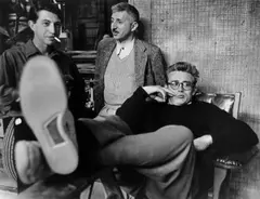 Phil Stern, James Dean mit den Photographen Dennis Stock und Gjon Mili, 1955, Silbergelatineabzug, 1989
