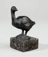 Gans by August Gaul, 1915, Bronze mit schwarzer Patina, auf schwarzen Steinsockel montiert. Höhe (ohne Sockel): 6,7 cm (2 ⅝ in.), sold May 2011