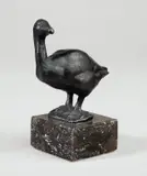 Gans by August Gaul, 1915, Bronze mit schwarzer Patina, auf schwarzen Steinsockel montiert. Höhe (ohne Sockel): 6,7 cm (2 ⅝ in.), sold May 2011