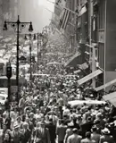 Andreas Feininger, Lunch Rush on 5th Avenue, New York
