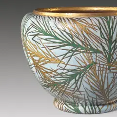 Clement Massier, Cache-pot „Gandolfi“ mit Pinienzweigen, 1890, Rotbrauner Scherben, auf der Scheibe gedreht; Reliefdekor geritzt; weiße Engobe; bemalt in Silber-Grau-Blau, Gold und Grün. 21 cm, Ø 26 cm (8 ¼ in., Ø 10 ¼ in.)