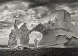 Sebastião Salgado, Antarctica“ (Iceberg between Paulet and Shetland Islands), 2005, Silbergelatineabzug