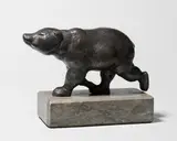 August Gaul, Eilender Bär auf vier Beinen, 1914, Bronze mit schwarzer Patina, auf Marmorsockel montiert