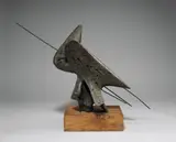 Bernhard Heiliger, Vogeltod, 1961, Bronze und 3 Messingstäbe mit dunkelbrauner Patina, auf Holzsockel montiert. Höhe (ohne Sockel): 38,5 cm (15 ⅛ in.)