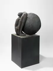 Trak Wendisch, Frau mit Scheibe, 2004, Bronze mit dunkelbrauner Patina
