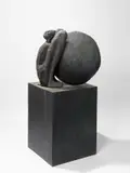 Trak Wendisch, Frau mit Scheibe, 2004, Bronze mit dunkelbrauner Patina