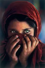 Steve McCurry, Afghan Girl (Sharbat Gula) hiding her face, Peshawar, Pakistan, 1984, Späterer Cibachrome-Abzug