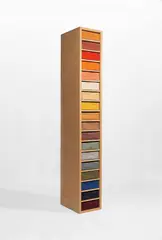Franz Erhard Walther, Wandgesang, 1990, 18 Textilobjekte aus Baumwollstoffen, Holzregal mit 18 Fächern