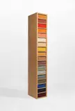 Franz Erhard Walther, Wandgesang, 1990, 18 Textilobjekte aus Baumwollstoffen, Holzregal mit 18 Fächern
