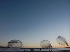 Tomás Saraceno, Ohne Titel, 2009, 8-teilig: jeweils C-Print, montiert auf Plexiglas und Aluminium