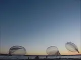 Tomás Saraceno, Ohne Titel, 2009, 8-teilig: jeweils C-Print, montiert auf Plexiglas und Aluminium