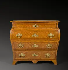 Mitteldeutsch, Kommode mit Bronzebeschlägen mit dem Badge des Prince of Wales, Um 1740, Walnuß-Mahagoni-Marketerie auf Nadelholz; Bronzebeschläge, feuervergoldet