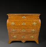 Mitteldeutsch, Kommode mit Bronzebeschlägen mit dem Badge des Prince of Wales, Um 1740, Walnuß-Mahagoni-Marketerie auf Nadelholz; Bronzebeschläge, feuervergoldet