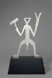 A. R. Penck, Figur, Edelstahl, gebürstet, auf lackierten Holzsockel montiert. Höhe (mit Sockel): 58,3 cm (23 in.)