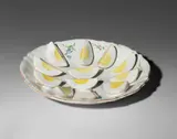 Manufacture de Sceaux, Teller mit zwölf geviertelten Eiern, Um 1755, Fayence, glasiert, Aufglasurmalerei. 4 cm; Ø 23 cm (1 ⅝ in.; Ø 9 in.)