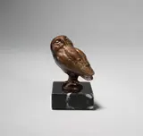 Käuzchen by August Gaul, 1915, Bronze mit brauner Patina, auf Marmorsockel montiert. Höhe: 6,4 cm (ohne Sockel) (2 ½ in. (ohne Sockel)), sold Jun 2018