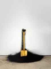 Robin Rhode, Spade, 2007, Vergoldete Bronze, Holz