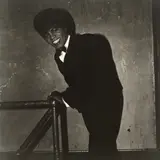 Diane Arbus, James Brown backstage at the Apollo Theater, N.Y.C, 1966, Späterer Silbergelatineabzug von Neil Selkirk. Agfa-Papier