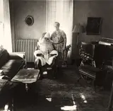 Diane Arbus, Mr. and Mrs. Santa Claus in their living room, Albion, N.Y, 1964, Silbergelatineabzug von Neil Selkirk, 1984. Agfa-Papier