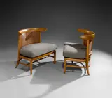 John Lubberts und Lambert (James) Mulder, Paar Lounge Chairs der Tomlinson Sophisticate Collection (Modell 650). 1950er Jahre, Pekannussholz; Rohrgeflecht; Polsterung – Hersteller: Tomlinson Furniture, High Point, NC