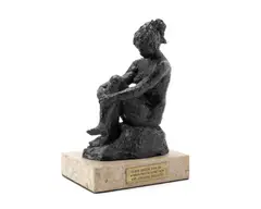 Karin Jonzen, Girl crossing her legs, bronze